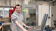 Maxemilian Kehl aus Sulzthal freut sich &uuml;ber seinen Arbeitsplatz in der neuen, hellen Werkstatt.