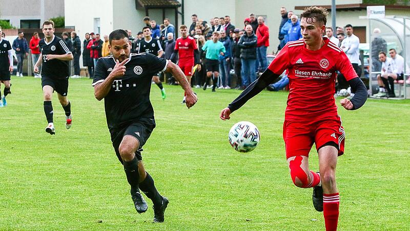 Nur kein Gegentor zulassen, sagt sich in dieser Szene wohl der Neuenmarkter Ferhat Celikten (links) und sprintet dem ballf&uuml;hrenden Kirchenlaibacher hinterher.