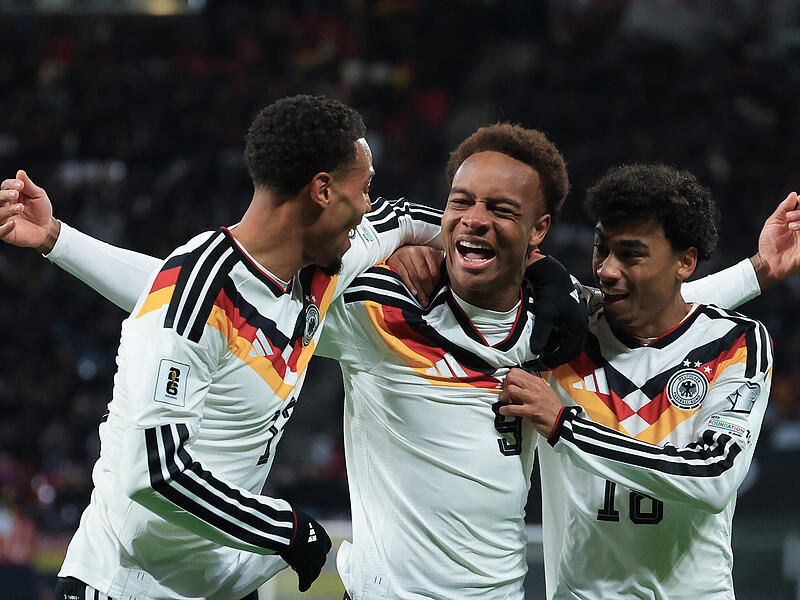 Erster Treffer wenige Minuten nach dem Debüt: Leipzigs Assan Ouédraogo  (Mitte) bejubelt mit Felix Nmecha (li.) und dem Ex-Nürnberger Nathaniel Brown das 6:0.