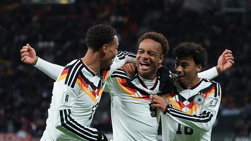 Erster Treffer wenige Minuten nach dem Debüt: Leipzigs Assan Ouédraogo  (Mitte) bejubelt mit Felix Nmecha (li.) und dem Ex-Nürnberger Nathaniel Brown das 6:0.