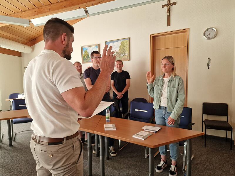 Bürgermeister Lorenz Beck vereidigt Sissy Weidinger (ABS) im Beisein von Gemeinderatsmitgliedern nach. Bürgermeister Lorenz Beck vereidigt Sissy Weidinger (ABS) im Beisein von Gemeinderatsmitgliedern nach.