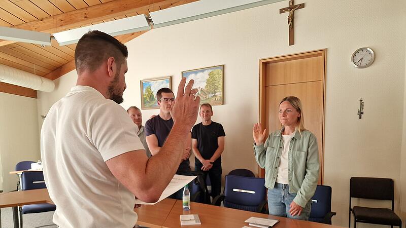 B&uuml;rgermeister Lorenz Beck vereidigt Sissy Weidinger (ABS) im Beisein von Gemeinderatsmitgliedern nach.