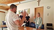 Bürgermeister Lorenz Beck vereidigt Sissy Weidinger (ABS) im Beisein von Gemeinderatsmitgliedern nach. Bürgermeister Lorenz Beck vereidigt Sissy Weidinger (ABS) im Beisein von Gemeinderatsmitgliedern nach.