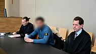 Rechtsanwalt Manfred Neder aus Nürnberg, der Angeklagte und Rechtsanwalt Marcus Fischer aus Erlangen (von links) am Amtsgericht Erlangen.