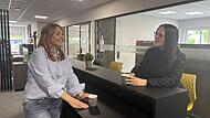 Geschäftsführerin und Azubine plauschen in der Kaffeeküche. Geschäftsführerin und Azubine plauschen in der Kaffeeküche.