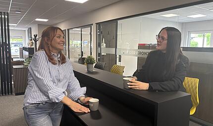 Gesch&auml;ftsf&uuml;hrerin und Azubine plauschen in der Kaffeek&uuml;che.