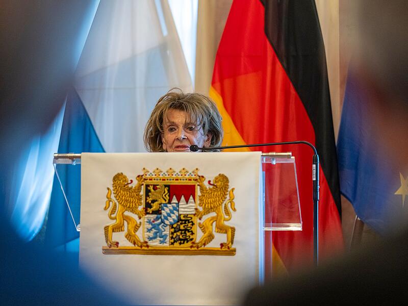 Ministerpr&auml;sident S&ouml;der unterzeichnet &Auml;nderungsvertrag
