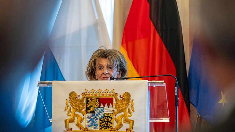 Ministerpr&auml;sident S&ouml;der unterzeichnet &Auml;nderungsvertrag