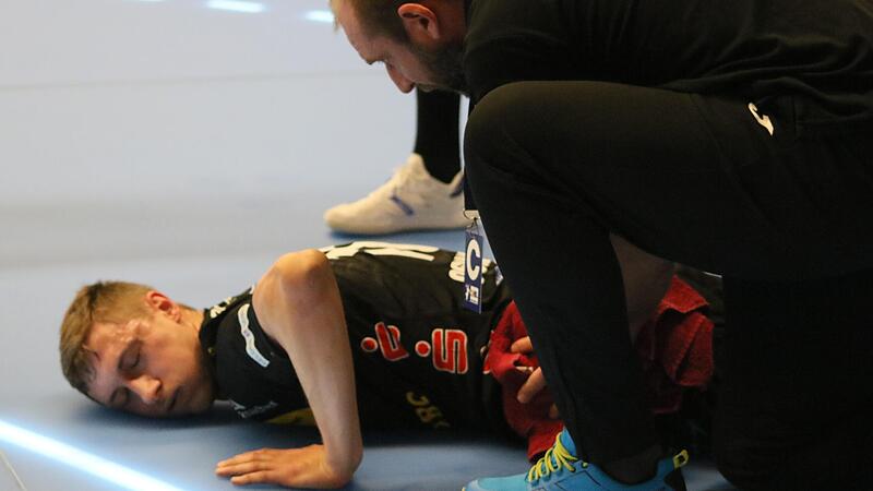 In einem Tempogegenstoß in der ersten Halbzeit wurde Arkadiusz Ossowski im vollen Tempo auf dem Glasboden unsanft von Mario Stark gestoppt. Der Pole ist hart im Nehmen, konnte weiterspielen und war einer der wenigen Lichtblicke im HSC-Spiel.