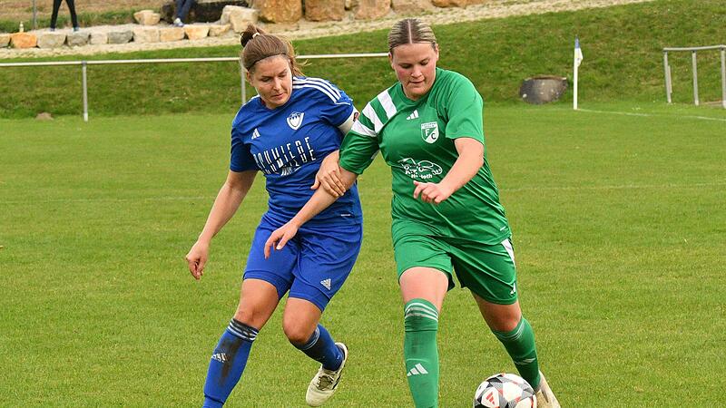 Die Ezelsdorferin Franziska Dirner war von der Schwabthaler Abwehr um Lisa Kestler (hier eine Szene aus dem Hinspiel, das 1:1 endete) kaum zu stoppen und erzielte beim 5:0-Sieg alleine drei Tore.