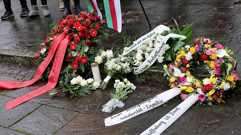 Kr&auml;nze und Blumen liegen  in einem Park in Aschaffenburg. Dort  waren am Vortag ein zweij&auml;hriger Junge und ein 41-j&auml;hriger Mann get&ouml;tet sowie weitere Menschen schwer verletzt worden.