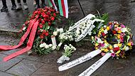 Kränze und Blumen liegen  in einem Park in Aschaffenburg. Dort  waren am Vortag ein zweijähriger Junge und ein 41-jähriger Mann getötet sowie weitere Menschen schwer verletzt worden.