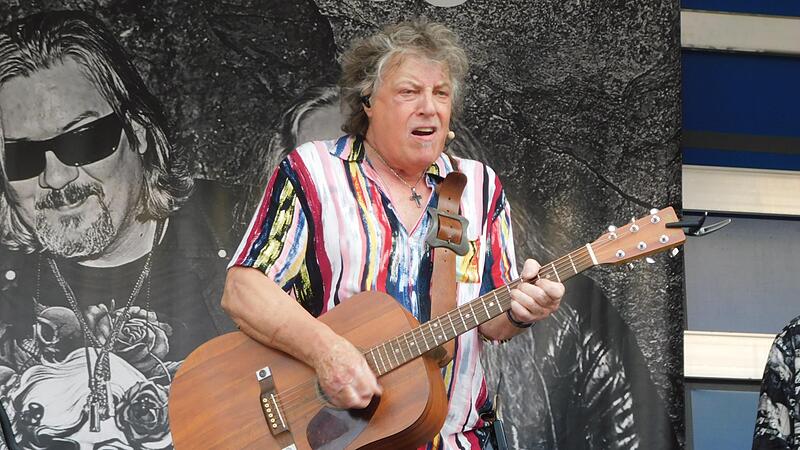 Dieter Hertrampf ist 77 Jahre alt und überzeugt mit ungebrochener Spielfreude an der Gitarre. Dieter Hertrampf ist 77 Jahre alt und überzeugt mit ungebrochener Spielfreude an der Gitarre.