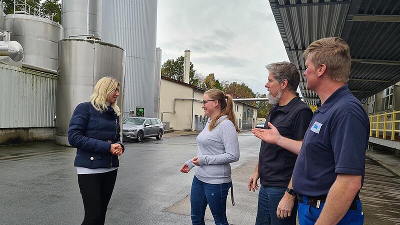 Silke Launert, Laura Schick, Michael Grundl und Michael Prechtel (v.&nbsp;l.) diskutieren vor Ort &uuml;ber die Zukunft des Milchwerkes und der Mitarbeiter.Forchheim & Fr&auml;nkische Schweiz
