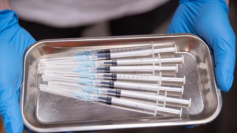 Die St&auml;ndige Impfkommission empfiehlt aktuell jedem &uuml;ber 18 eine Basisimmunit&auml;t gegen COVID-19. Diese kann durch mindestens drei SARS-CoV-2-Antigenkontakte erreicht werden &ndash; also durch Impfungen oder eine durchgemachte Infektion.