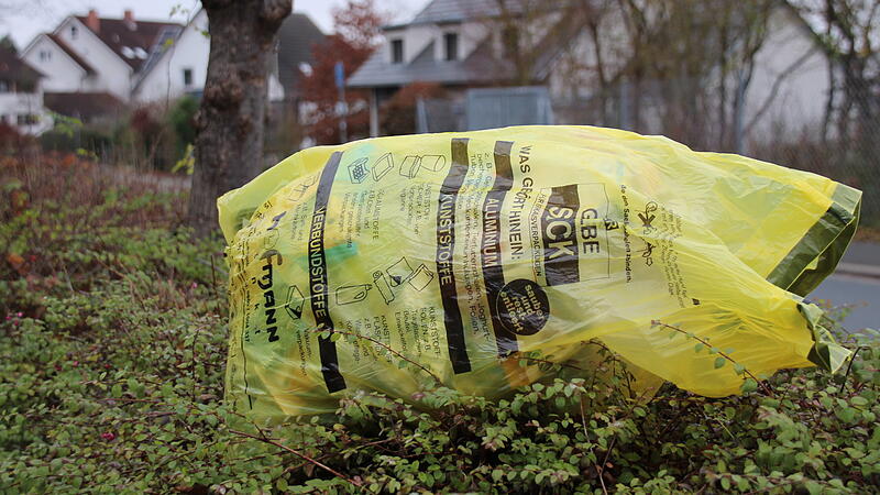 Der Landkreis Erlangen-H&ouml;chstadt h&auml;lt f&uuml;r die Entsorgung von Verpackungen am gelben Sack fest. Alle vier Wochen werden die S&auml;cke zusammen mit dem Papierm&uuml;ll am Stra&szlig;enrand abgeholt.