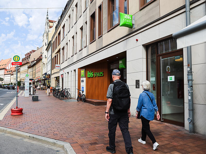 Das Ibis Styles-Hotel in der Langen Stra&szlig;e ist wegen der zentralen Lage vor allem bei Touristen sehr beliebt.