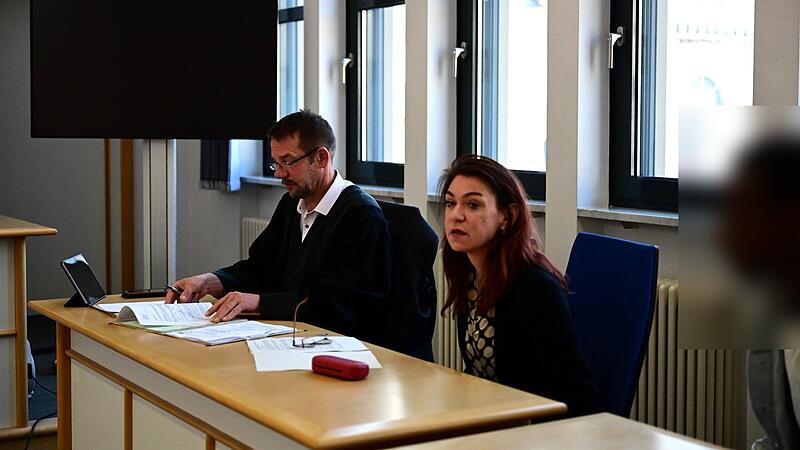 Rechtsanwalt Andreas Dr&auml;ger aus Strullendorf, eine Dolmetscherin und der Angeklagte