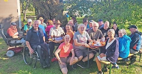 Vorne von links: Stadtrat Bernhard Schlereth, Stadträtin Martina Greubel und die Jagdpächter Herbert Schreiner und Gerhard Winkler sowie zufriedene und glückliche Bürgerinnen und Bürger.
