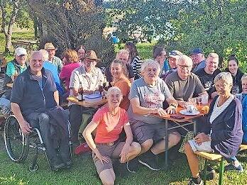 Vorne von links: Stadtrat Bernhard Schlereth, Stadträtin Martina Greubel und die Jagdpächter Herbert Schreiner und Gerhard Winkler sowie zufriedene und glückliche Bürgerinnen und Bürger.