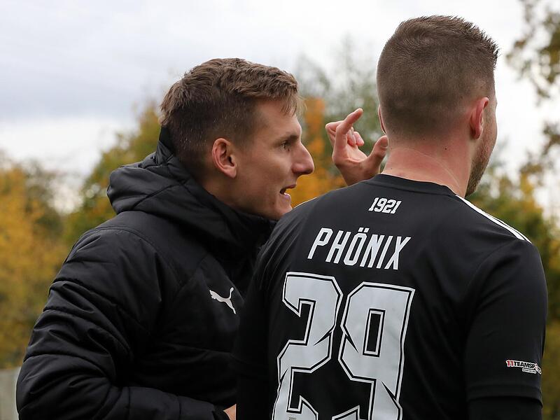 Buttenheim-Coach Patrick Hutzler gibt hier St&uuml;rmer Patrick Titzmann die Richtung vor. Erfolgreich, wie die letzten Wochen zeigen.