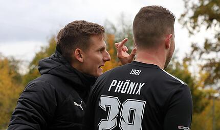 Buttenheim-Coach Patrick Hutzler gibt hier St&uuml;rmer Patrick Titzmann die Richtung vor. Erfolgreich, wie die letzten Wochen zeigen.