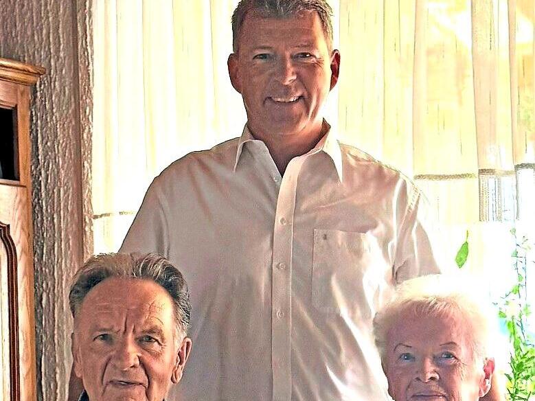 Der B&uuml;rgermeister gratuliert.Gemeinde Oberhaid