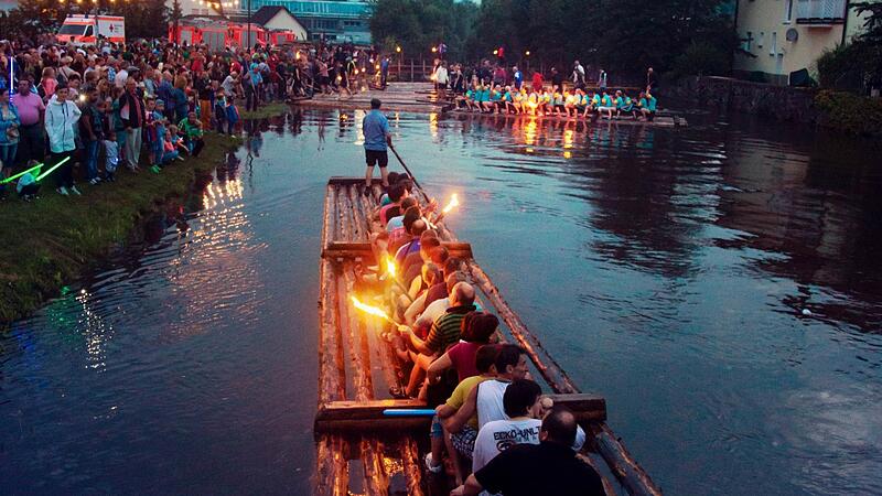 Flo&szlig;fahrten - egal ob bei Tag oder Nacht - sind eine beliebte Touristenattraktion.
