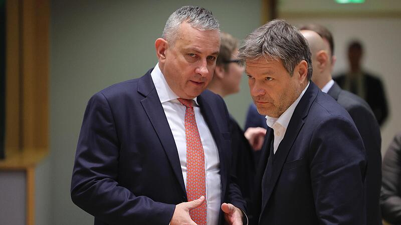 Der deutsche Wirtschaftsminister Robert Habeck (Grüne, rechts) spricht beim Treffen der EU-Energieminister mit Jozef Sikela, tschechischer Minister für Industrie und Handel.