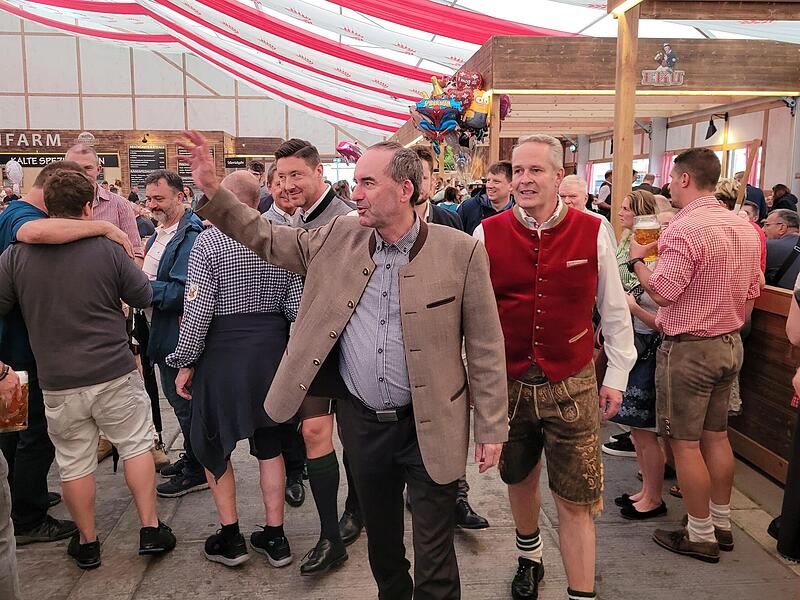 An der Seite von Brauerei-Vorstand Markus Stodden zog Hubert Aiwanger ins Festzelt ein.