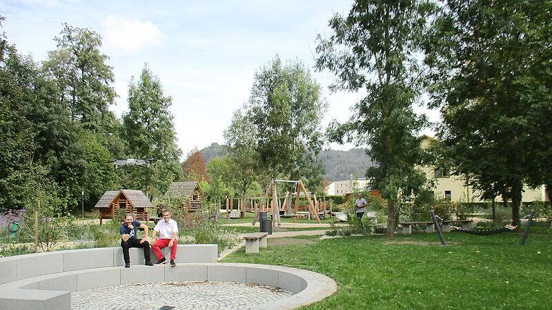 Fast fertig ist der komplett neugestaltete Stadtpark in Stadtsteinach - unter anderem mit einem Mikro-Amphitheater beziehungsweise Raatsch-Roundell, das B&uuml;rgermeister Roland Wolfrum und Tourismusmanager Max Haueis vor einigen Taten schon mal getes...