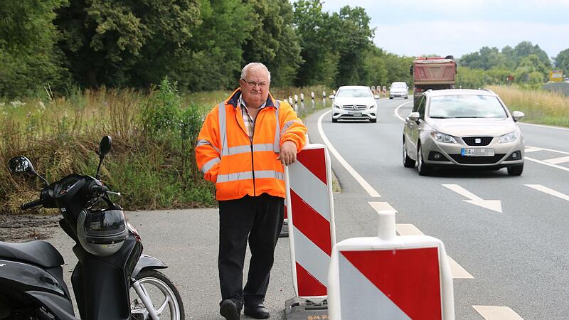 Der Forchheimer Erwin Amtmann ärgert sich, dass mit Warnbaken und aufgeschütteten Erdhaufen die Parkmöglichkeiten an der alten Bundesstraße 4 bis nach Hirschaid blockiert werden. Der FT hat beim Staatlichen Bauamt Bamberg nachgehakt.Forchheim & Fränkische Schweiz