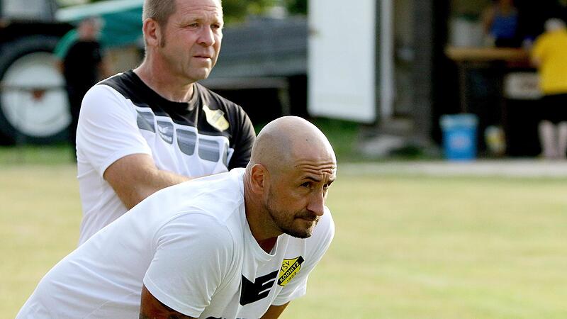Der K&ouml;dnitzer Trainer Marco Dre&szlig;el (vorne) sah von seiner Mannschaft eine starke Leistung gegen den Meisterschaftsfavoriten SV Heinersreuth.