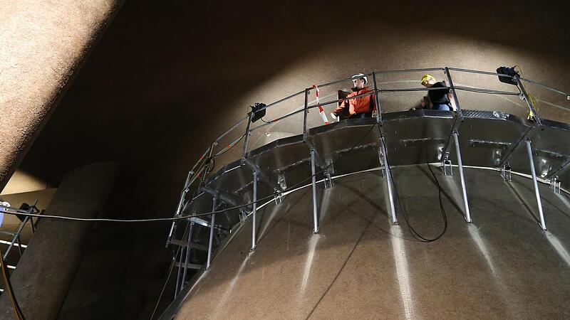 Ein Bild mit Seltenheitswert: Alle paar Jahrzehnte werden die Turbinen eines Wasserkraftwerks (hier Himmelstadt) f&uuml;r Revisionsarbeiten trockengelegt. Die Dimensionen sind gewaltig.
