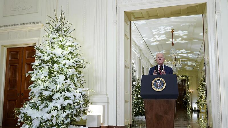 US-Präsident Joe Biden spricht im East Room des Weißen Hauses vor den Weihnachtsfeiertagen.