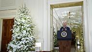 US-Präsident Joe Biden spricht im East Room des Weißen Hauses vor den Weihnachtsfeiertagen.
