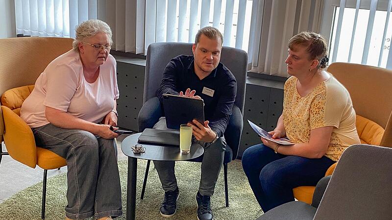 Gratis-Sprechstunde: Kundenberater Michael Ott erkl&auml;rt FT-Leserin Loni Seidel (l.) und ihrer Tochter Sabine, wie sie Artikel im E-Paper auf dem Tablet oder Handy gro&szlig;ziehen k&ouml;nnen.