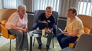 Gratis-Sprechstunde: Kundenberater Michael Ott erklärt FT-Leserin Loni Seidel (l.) und ihrer Tochter Sabine, wie sie Artikel im E-Paper auf dem Tablet oder Handy großziehen können.