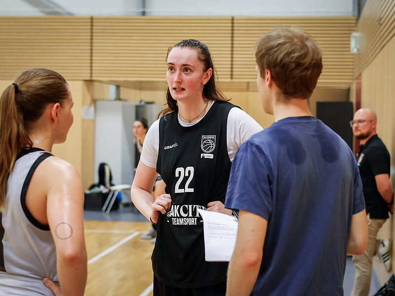 Baskets-Spielerin Elisa Tweedie (in der Mitte) im Gespr&auml;ch mit FT-Reporter Nikolas Pfannenm&uuml;ller.