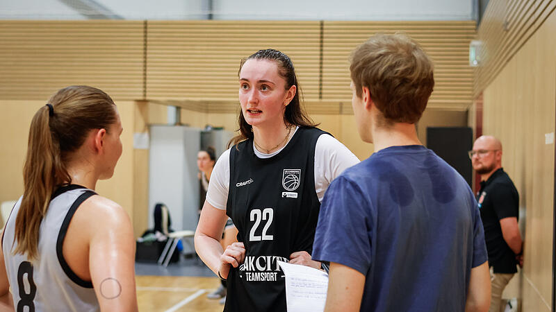 Baskets-Spielerin Elisa Tweedie (in der Mitte) im Gespr&auml;ch mit FT-Reporter Nikolas Pfannenm&uuml;ller.