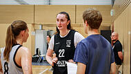 Baskets-Spielerin Elisa Tweedie (in der Mitte) im Gespr&auml;ch mit FT-Reporter Nikolas Pfannenm&uuml;ller.