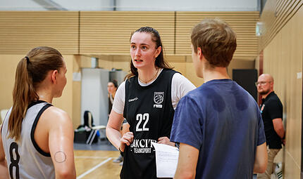 Baskets-Spielerin Elisa Tweedie (in der Mitte) im Gespr&auml;ch mit FT-Reporter Nikolas Pfannenm&uuml;ller.