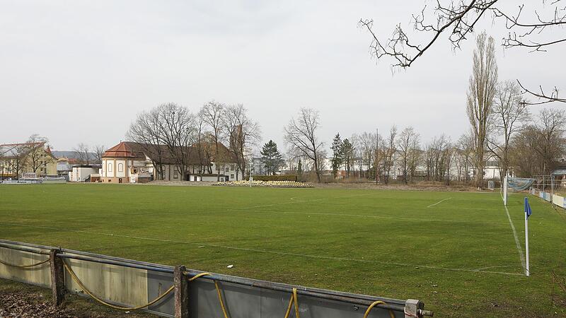 Fu&szlig;ballspielen  immer  noch m&ouml;glich: Auf den   Sportfl&auml;chen der SpVGG Jahn Forchheim und des ATSV Forchheim ist  seit langem  ein Wohnquartier mit  326 Wohnungen geplant. Zuletzt hat eine Klage der benachbarten Firma Loparex (Fabrikhallen hinten, von B&auml;umen verdeckt) den Projektstart verz&ouml;gert. Links die Jahn-Halle, die weichen wird.Forchheim & Fr&auml;nkische Schweiz