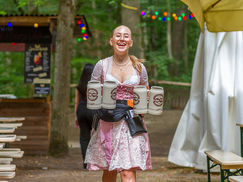 Kellerwald ForchheimForchheim & Fränkische Schweiz Der Kellerwald Forchheim kann mehr als nur Annafest. Zum Teil herrscht ganzjährig großer Trubel. Wem aber gehören die 23 Keller, an wen sind sie verpachtet und wer schenkt aus? fraenkischertag.de hat die große Übersicht.
