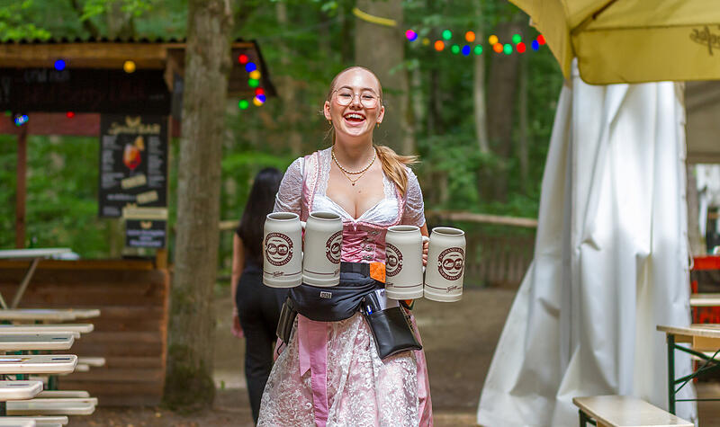 Kellerwald ForchheimForchheim & Fränkische Schweiz Der Kellerwald Forchheim kann mehr als nur Annafest. Zum Teil herrscht ganzjährig großer Trubel. Wem aber gehören die 23 Keller, an wen sind sie verpachtet und wer schenkt aus? fraenkischertag.de hat die große Übersicht.