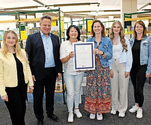 Das B&uuml;chereiteam kann nun junge Menschen zu Fachangestellten f&uuml;r Medien- und Informationsdienste ausbilden. Dar&uuml;ber freuen sich (v. l.) Ann-Sophie Lindner von der Personalabteilung der Stadt Kulmbach, Oberb&uuml;rgermeister Ingo Lehmann, B&uuml;cherei-Leit...