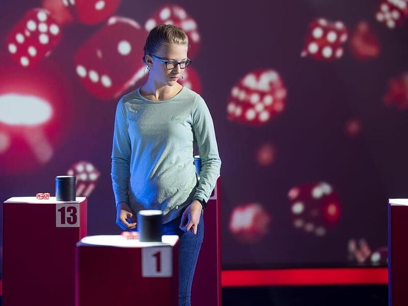 Volle Konzentration. Sina Pieroth in der Fernsehshow beim Einprägen der zufällig geworfenen Augenzahlen von insgesamt 80 Würfeln. Volle Konzentration. Sina Pieroth in der Fernsehshow beim Einprägen der zufällig geworfenen Augenzahlen von insgesamt 80 Würfeln.