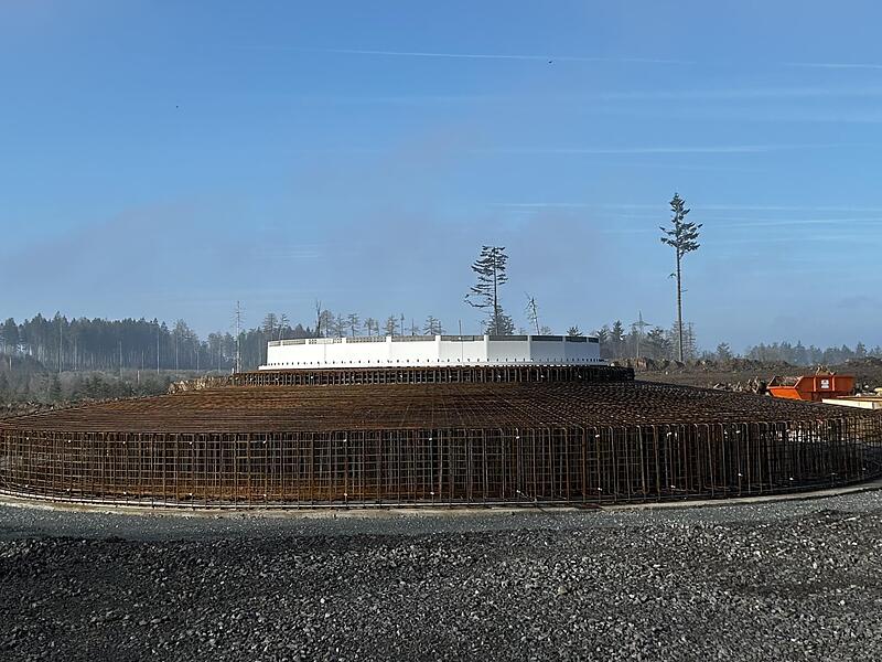 Die Errichtung der Fundamente aus Stahlbeton f&uuml;r die 15 Windkraftanlagen ist bereits in vollem Gange. Das Bild zeigt die Anlage 03 n&ouml;rdlich von Kehlbach.