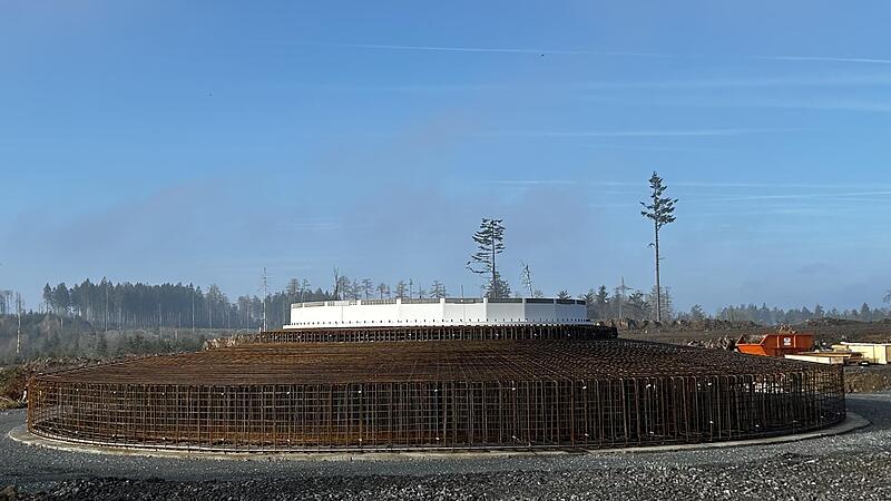 Die Errichtung der Fundamente aus Stahlbeton f&uuml;r die 15 Windkraftanlagen ist bereits in vollem Gange. Das Bild zeigt die Anlage 03 n&ouml;rdlich von Kehlbach.