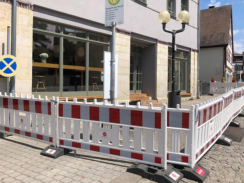Dieser Zaun umringt seit Dienstag das Café Soul. Inhaberin Nicole Spiga wurde von der Stadt vor vollendete Tatsachen gestellt. Am Mittwoch musste sie ihr Café vorübergehend schließen.Forchheim & Fränkische Schweiz Dieser Zaun umringt seit Dienstag das Café Soul. Inhaberin Nicole Spiga wurde von der Stadt vor vollendete Tatsachen gestellt. Am Mittwoch musste sie ihr Café vorübergehend schließen.Forchheim & Fränkische Schweiz